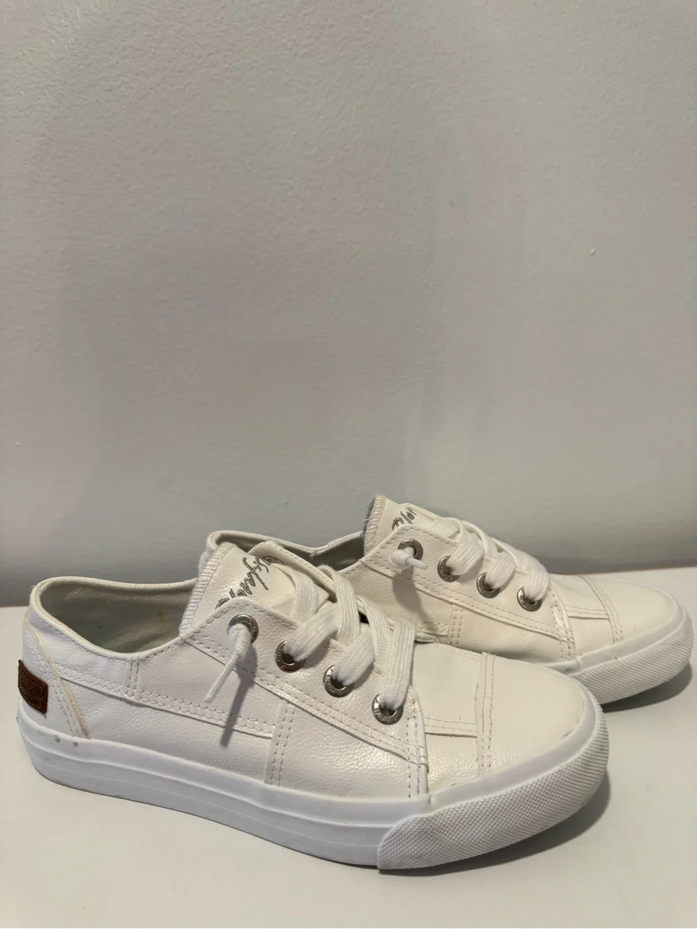 Blowfish Women's Low-Top White Canvas-Style Lace-Up Sneakers